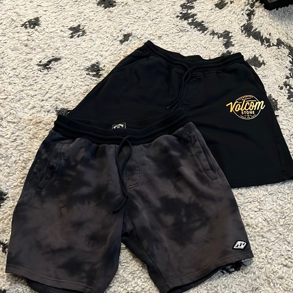 Lot of 2 surf shorts Billabong and Volcom